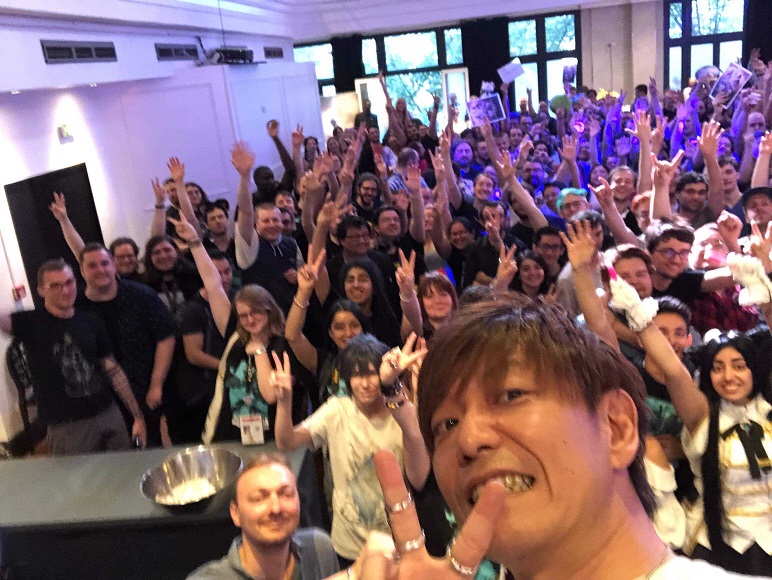 https://fr.finalfantasyxiv.com/pr/blog/blog_image/Yoshida-selfie.jpeg